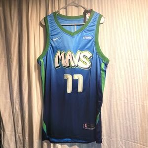 Mavs jersey NWT #77 doncic size XXL